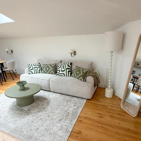 Scandinavian Skylight Loft In Quiet Center - Historic Building, Ac, Blackout Blinds