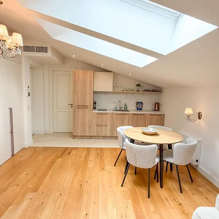 Scandinavian Skylight Loft In Quiet Center - Historic Building, Ac, Blackout Blinds *