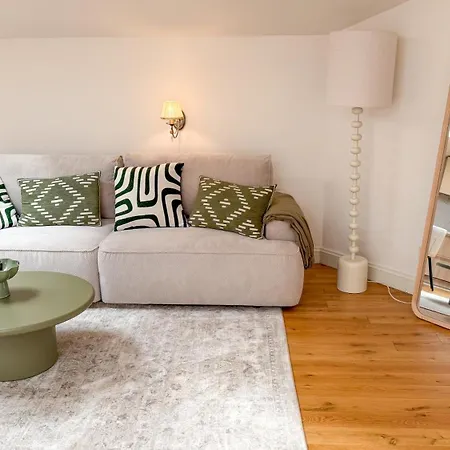 Scandinavian Skylight Loft In Quiet Center - Historic Building, Ac, Blackout Blinds Appartement *