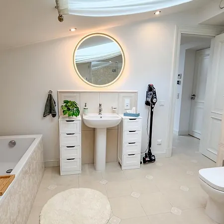 Scandinavian Skylight Loft In Quiet Center - Historic Building, Ac, Blackout Blinds *